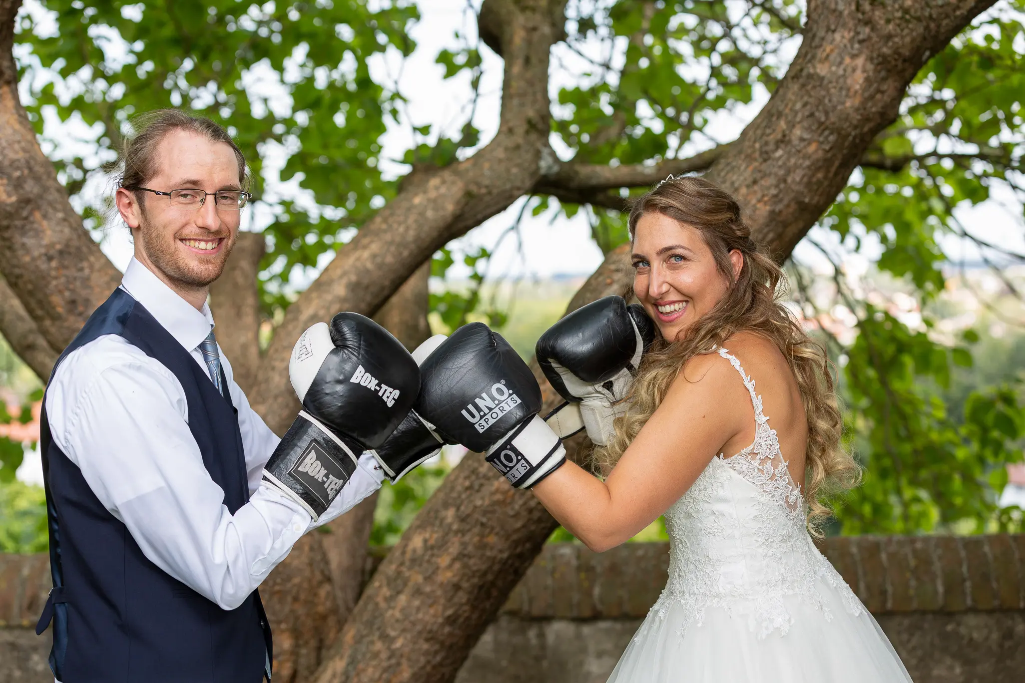 Ein Brautpaar in glücklicher Stimmung am Hochzeitstag am Boxen